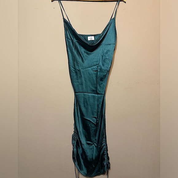 Wilfred Dresses & Skirts - WILFRED Satin-Like Slip Dress w/Ruched Sides